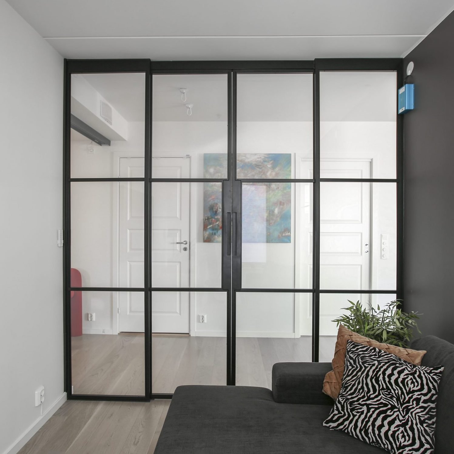 dobbelskyvedør-i-metall-med-glassruter-og-smart-glass