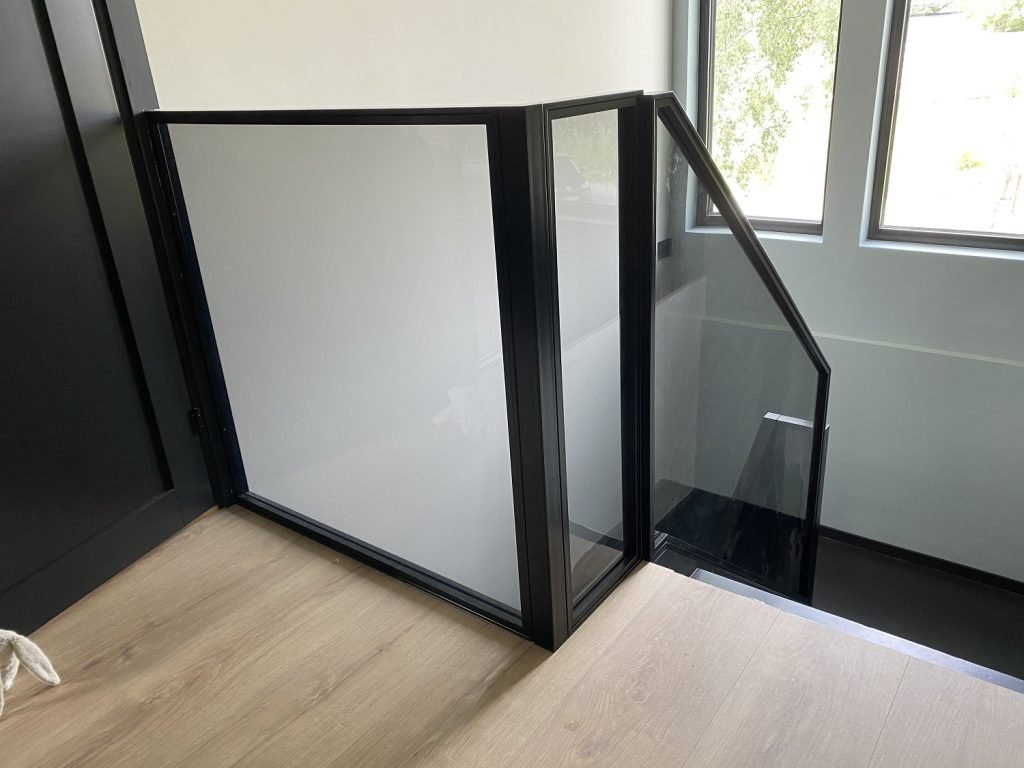 Moderne-rekkeverk-i-metall-med-glass-laminert-glass rekkverk i glass