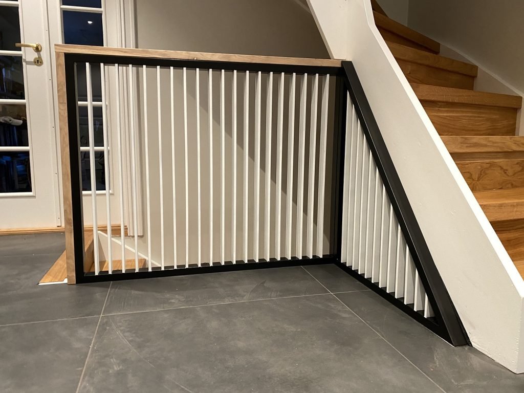 Innendørs rekkverk i stål og tre med moderne spiledesign
