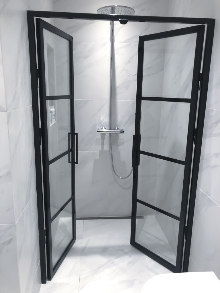 dusjkabinett-i-aluminium-dusjdører-med-svart-aluminiumrammer-klartglass-dusjvegg dusjkabinett med aluminiumsrammer