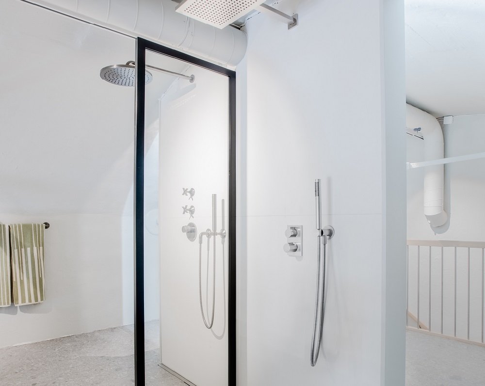 Dusjvegg i sort aluminium og glass i moderne minimalistisk baderom
