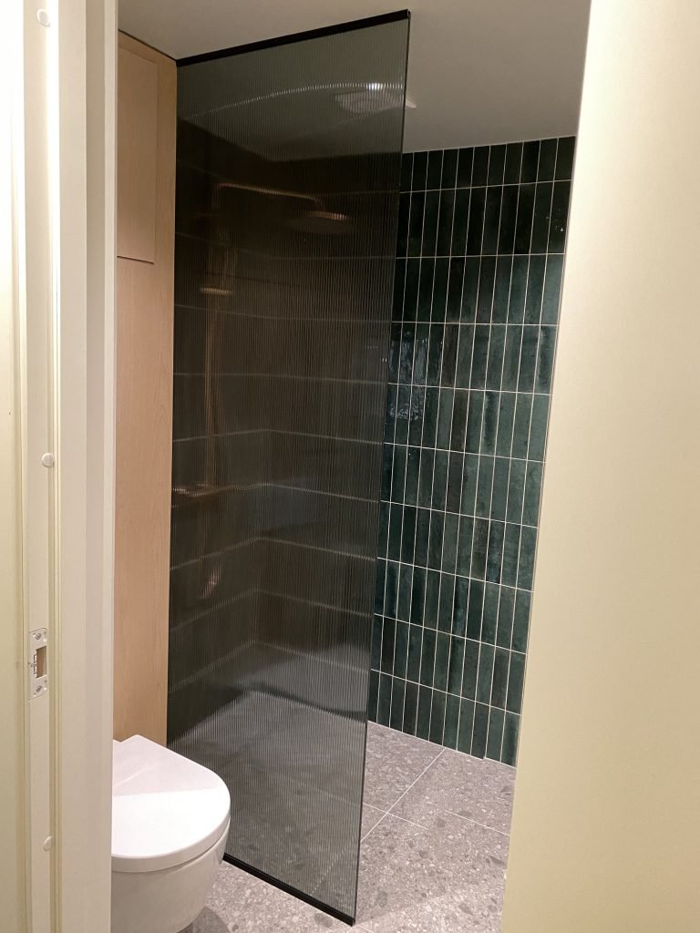 dusjvegg-rammeløs-rillet-glass-vegg rammeløs dusjvegg