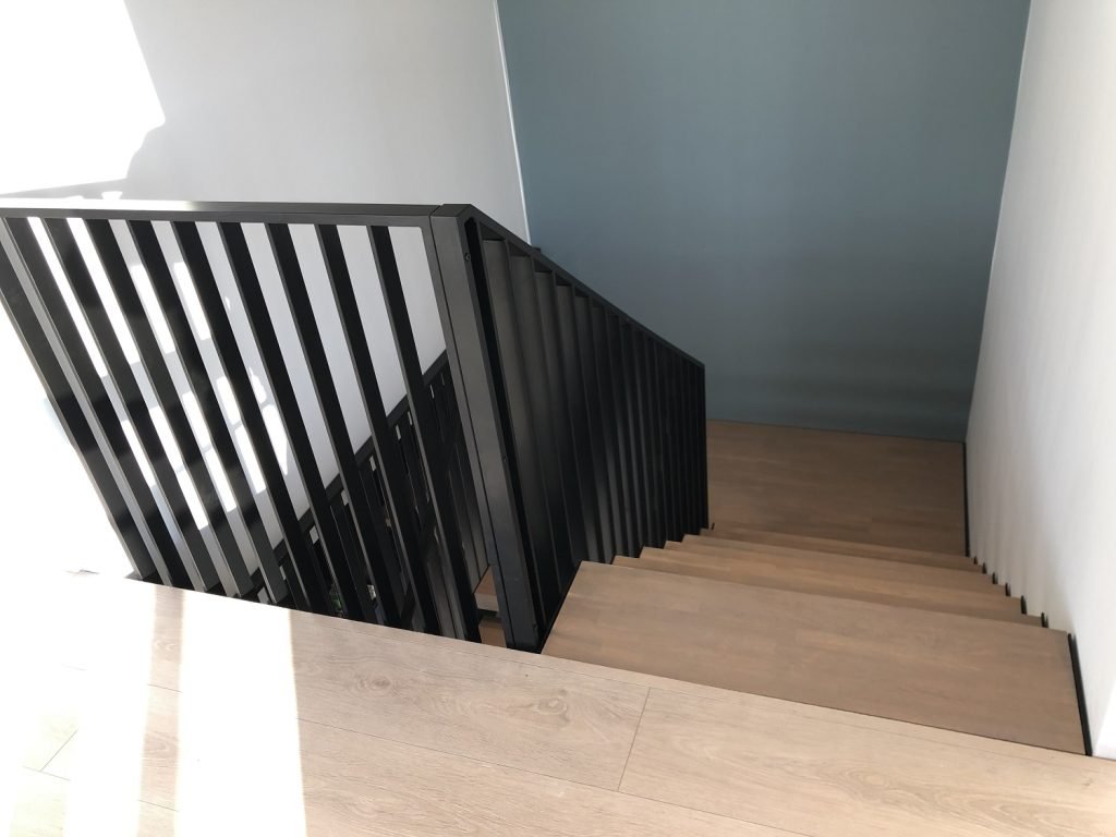 innvendig-rekkverk-irustfritt-stål-svart-rekkverk rekkverk i stål