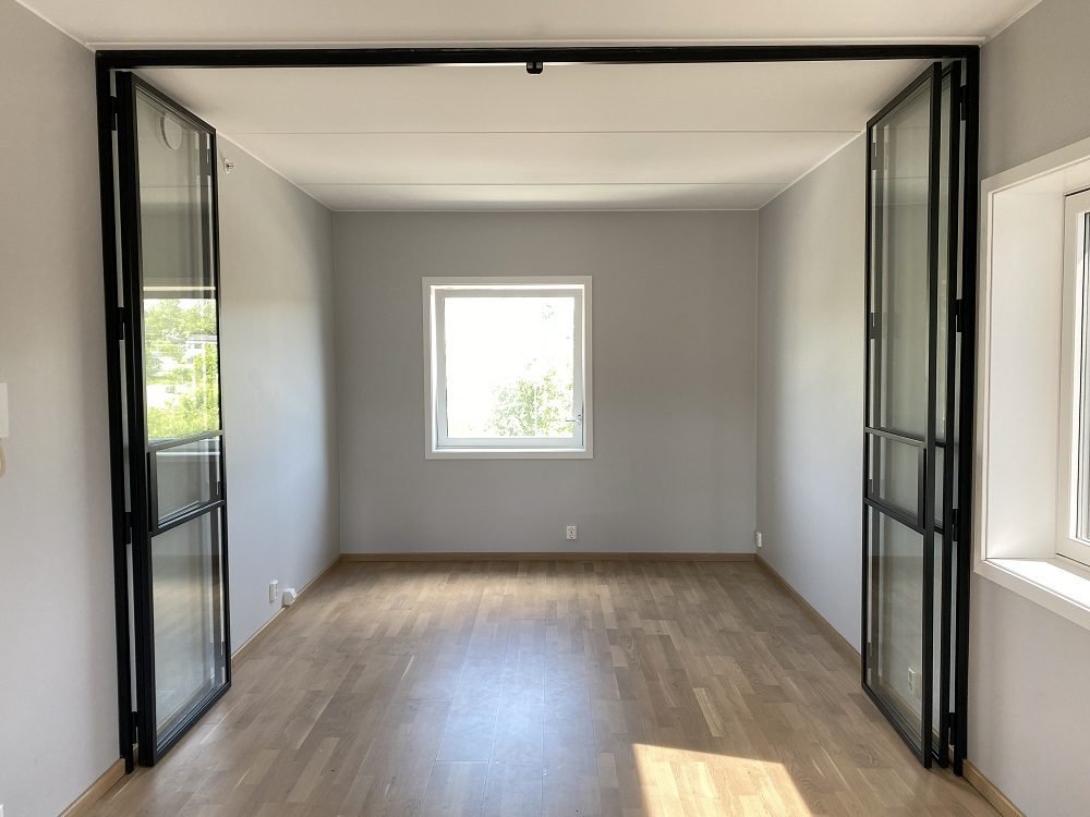 Foldedør-glassdør-trendy-design-metall-og-glass-glassdører-i-metall-metalldører-i-glass-smijernsdør-tilpasset-design foldedør uten skinne