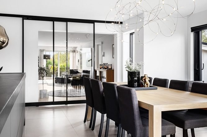 teleskop-skyvedør-i-metall-og-glass-industridører-industriell-stil-skyvedør-industriell-design-skyvedør-i-kjøkken teleskop skyvedør i stål og glass i et kjøkken
