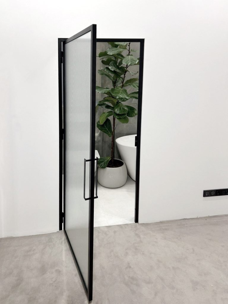 enkeltdør i metall og glass