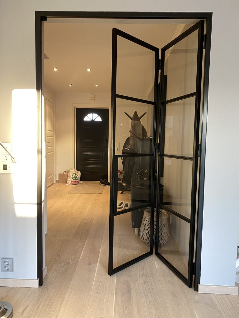 Foldedør i metall og glass