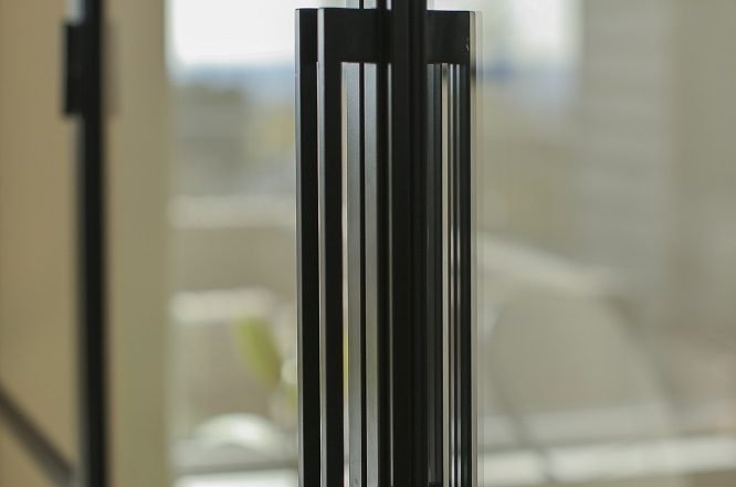 Innerdør-med-glass-og-metall-svart-industridør-smijernsdør-glassdører-metalldører-med-herdet-glass-på-mål-i-gangen svarte glassdører