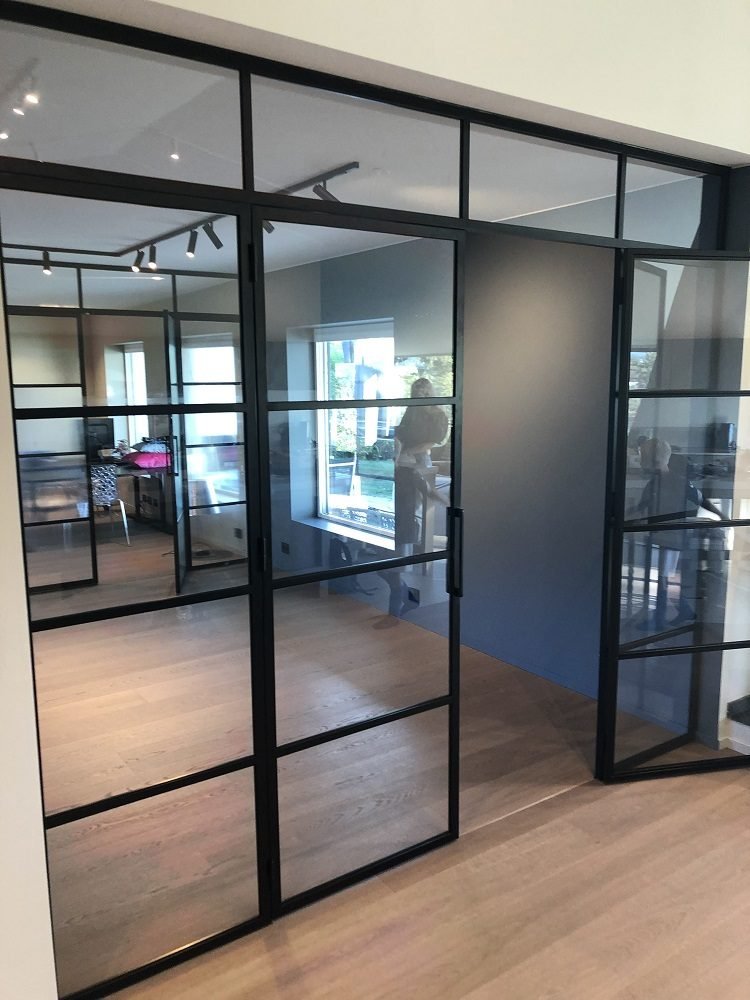 svart-glassdør-med-sidefelt-og-toppfelt-smijernsdør-med-klart-glass-glassdør svarte glassdører i kjøkkenet