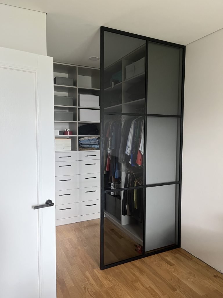 glassvegg-i-metall-walk-in-garderobe-og-soverom-skillevegg glassvegg i metall og glass til en walk-in garderobe