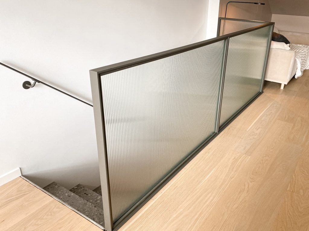 moderne rekkverk i glass og metall