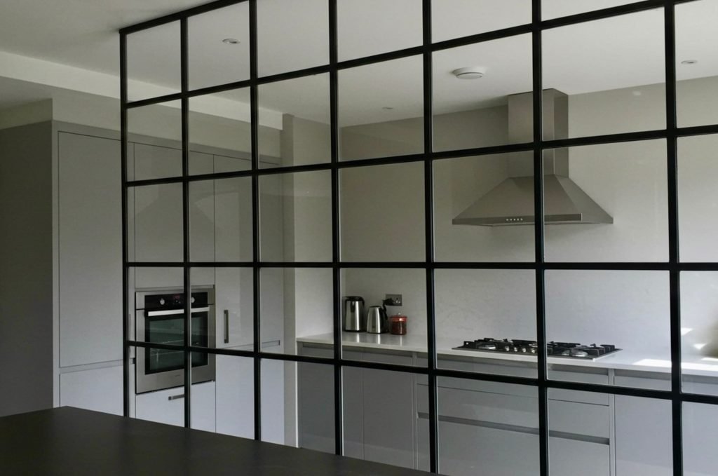 3 moderne glassvegg på kjøkkenet