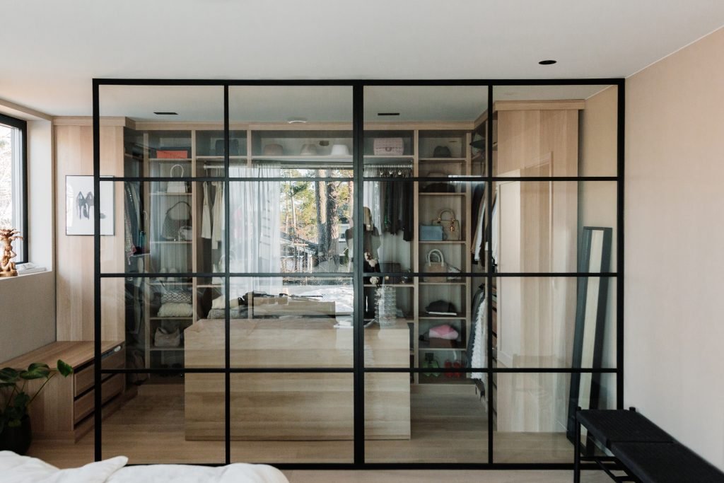 glassvegg med svart metallramme