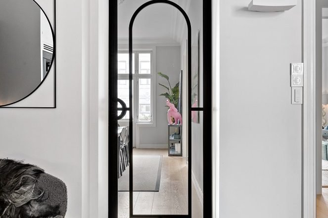 Enkeltdør-med-bue-med-glass-og-stål-metalldør-med-glass-glassdør-i-svart-stål enkeltdør med glass