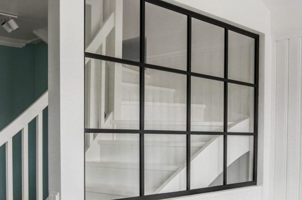 glassvegg med svart metallramme