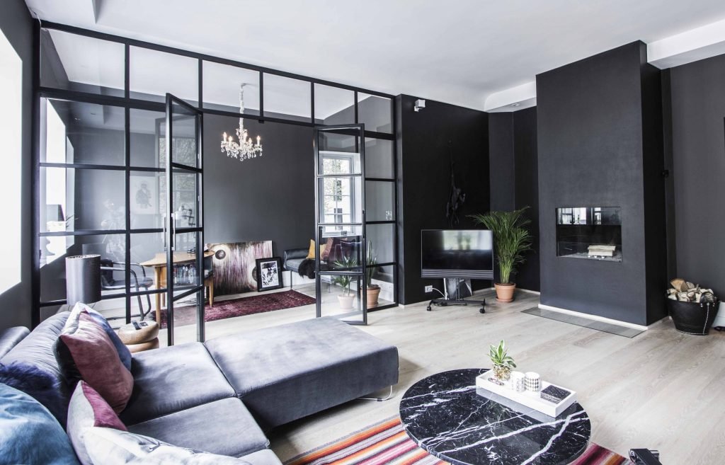 Kontor-metalldorer-oslo-industriell-designdor-Glassdorer-innvendig-glassdor-dor-med-glass-bergen-beste-dor-i-aluminium-med-glass-scaled stue med glassvegg