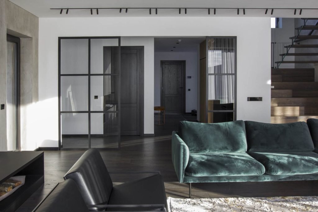 Svart-metalramme-vegger-med-glass-metalldorer-oslo-industriell-designdor-Glassdorer-innvendig-glassdor-dor-med-glass-e1665353215131 Glassvegg stue