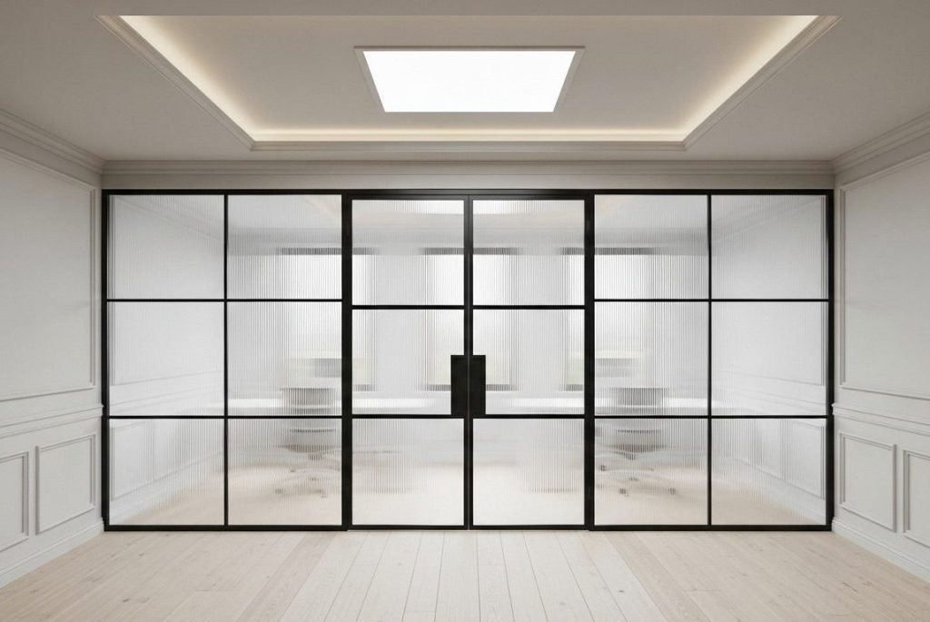glassveg-til-kontor-glassvegg-med-dør-i-glass-og-svart-metall glassvegg til kontor