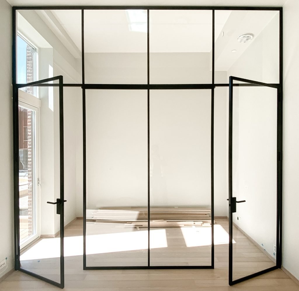 Moderne glassvegg til kontor