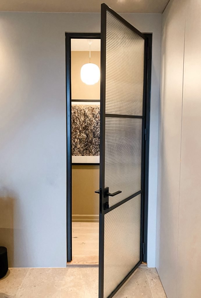 Smijernsdør med glass og metallramme, svart