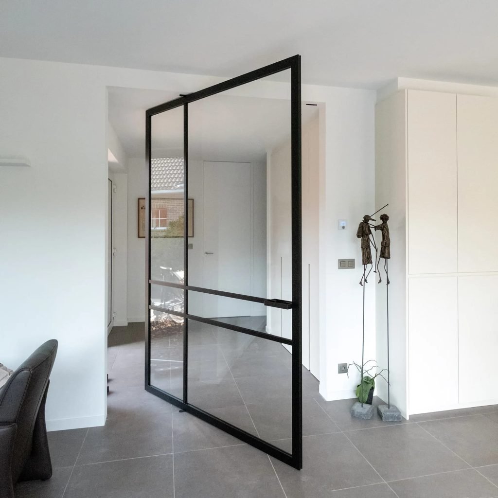 Portapivot-pivotdør-svart-metall-og-glass Moderne pivotdør i svart metall og klart glass – Portapivot
