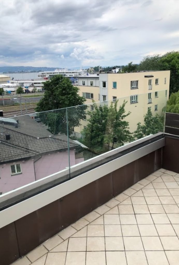 Rekkverk utendørs med glasspaneler