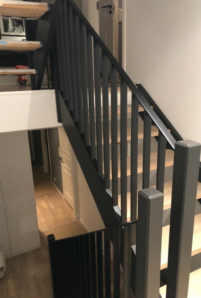 Vertikale stolpe rekkverk med metalramme