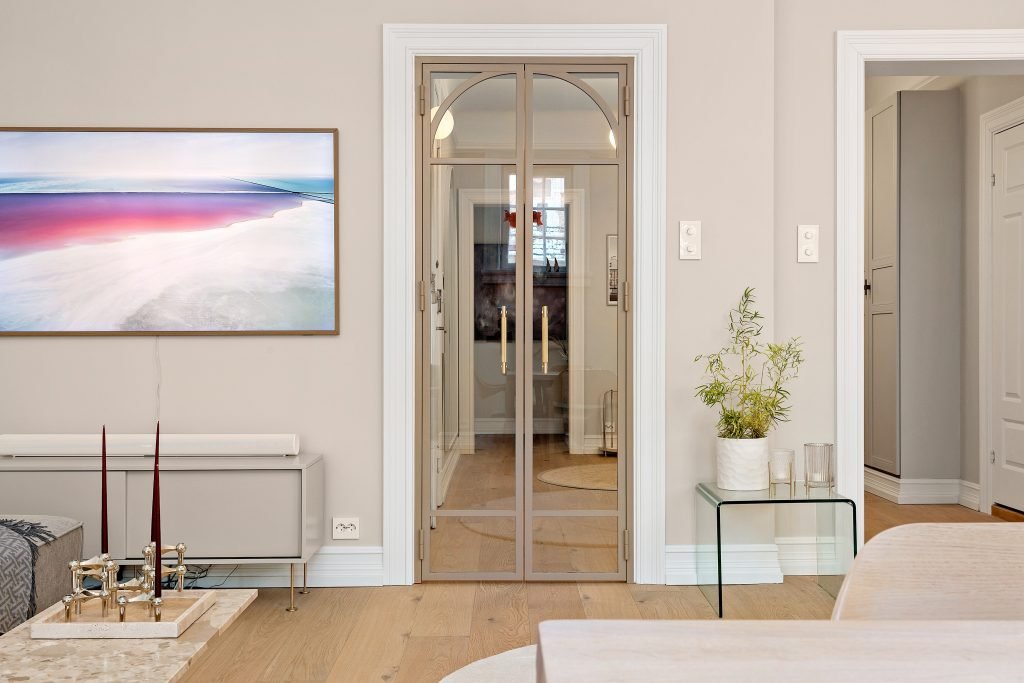 beige dobbeltdør i metall og glass