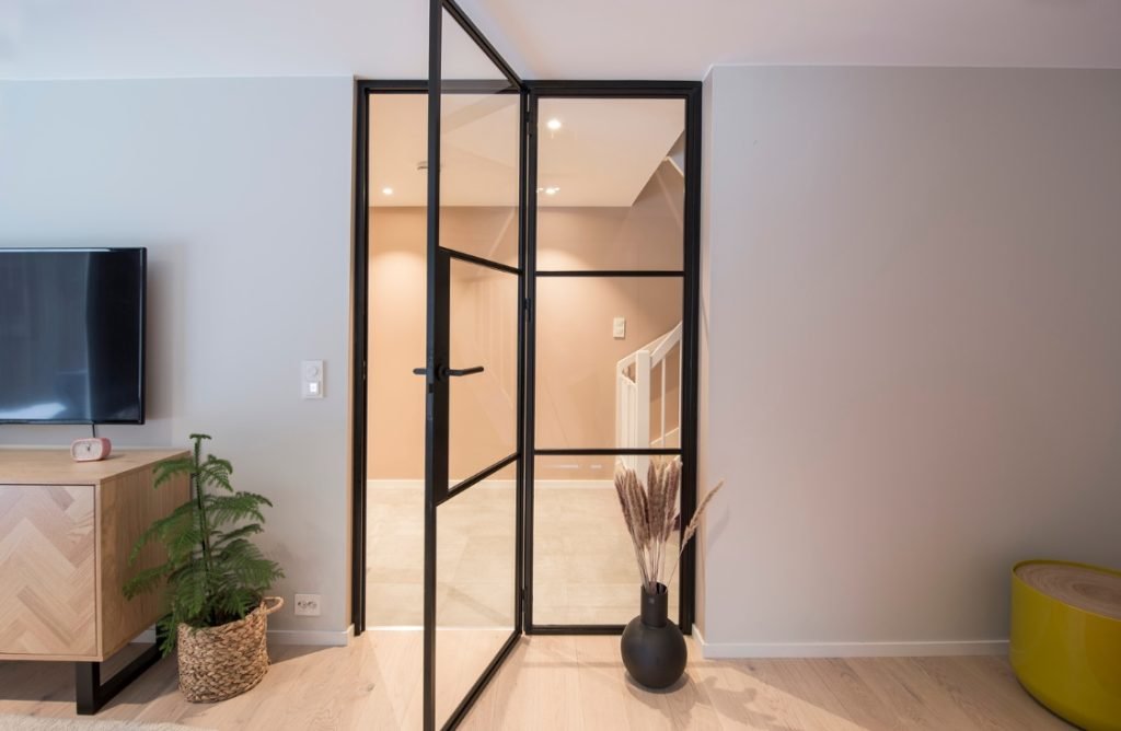 enkeltdør-med-sidefelt-glass-og-metall-smijernsdør-metalldør-glassdør-stål. Smijernsdør med glass og sidepanel – enkeltdør