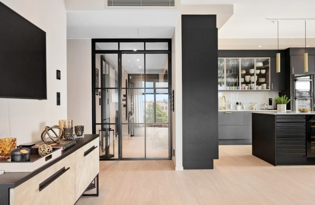 enkeltdør-med-sidefelt-klart-glass-og-svart-metall-smijernsdør-metalldør-glassdør. Glassdør i svart metall med fast sidepanel