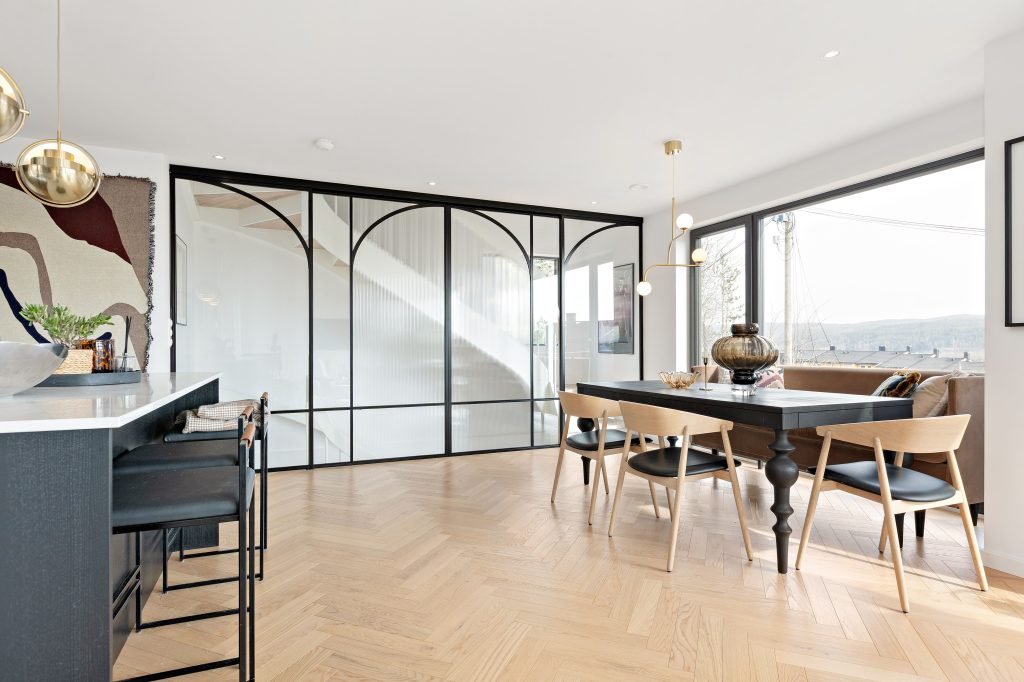 glasskyvedor-med-sidefelt-i-metallramme Glasskyvedør med sidefelt i solid metallramme – stilren og moderne løsning for rominndeling med lysgjennomgang.