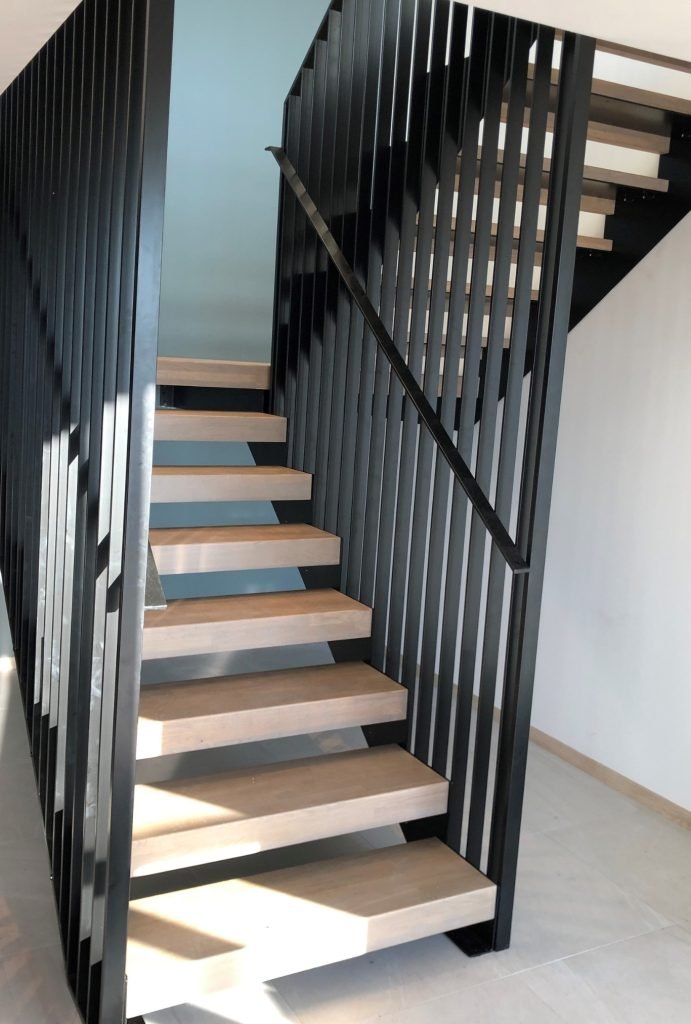 Svart metallrekkverk