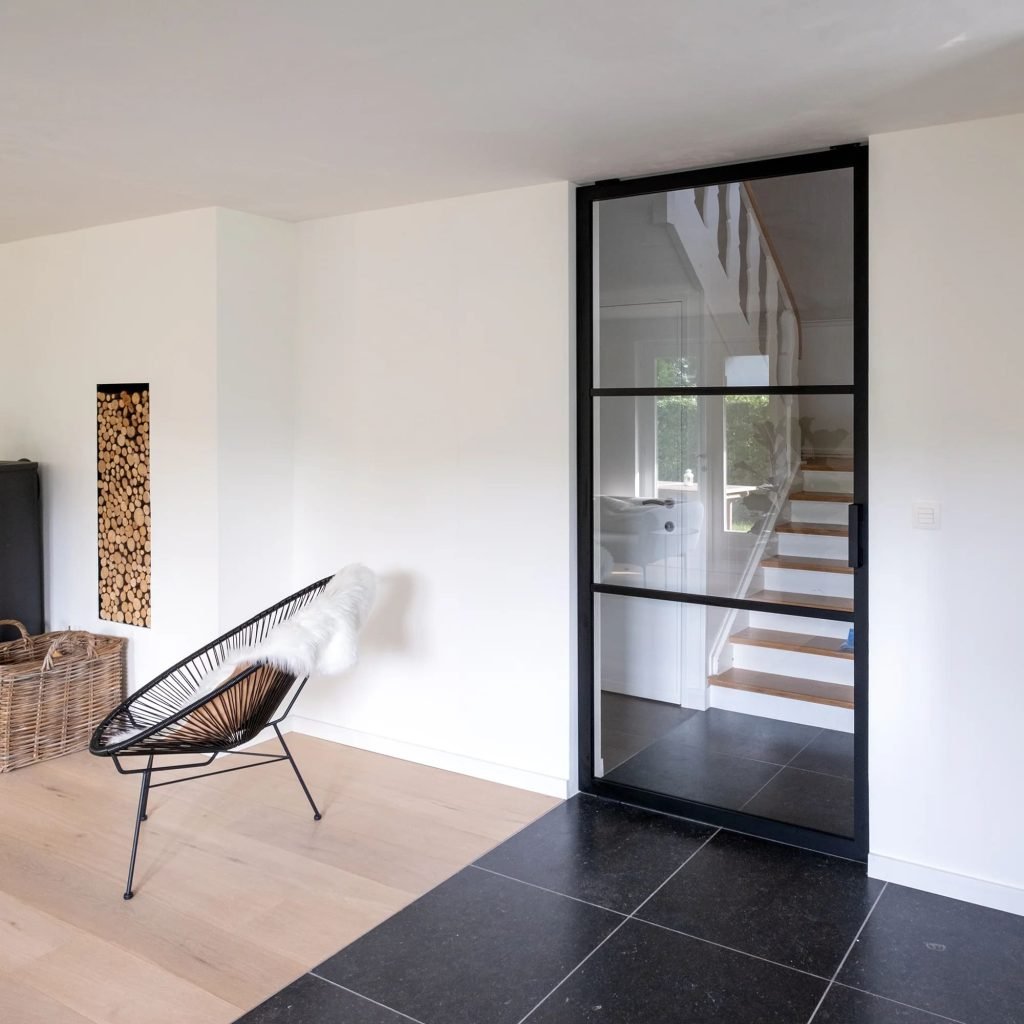 pivotdør-i-metall-og-glass Moderne pivotdør i stål og klart glass