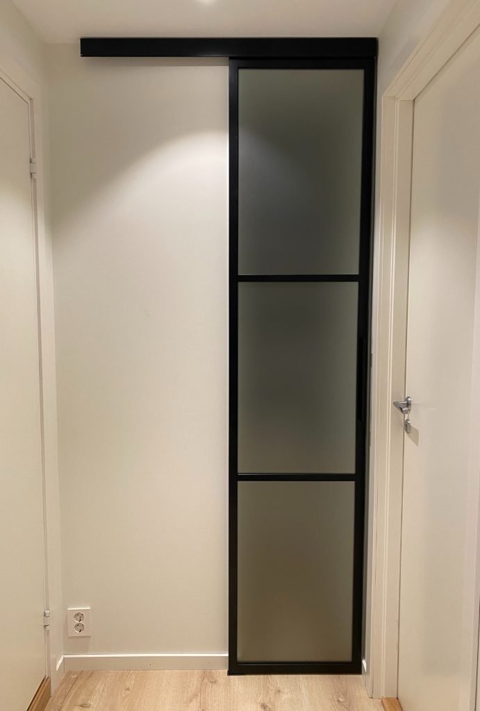 Skyvedør med utenpåliggende installasjon