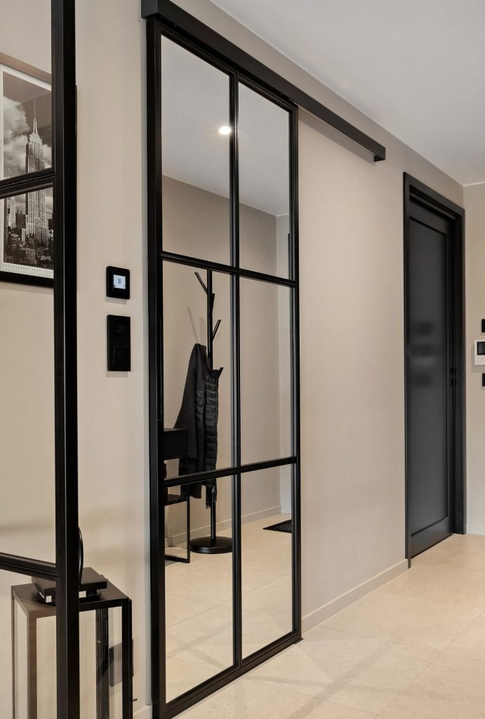 Utenpåliggende skyvedører med glass og metallramme