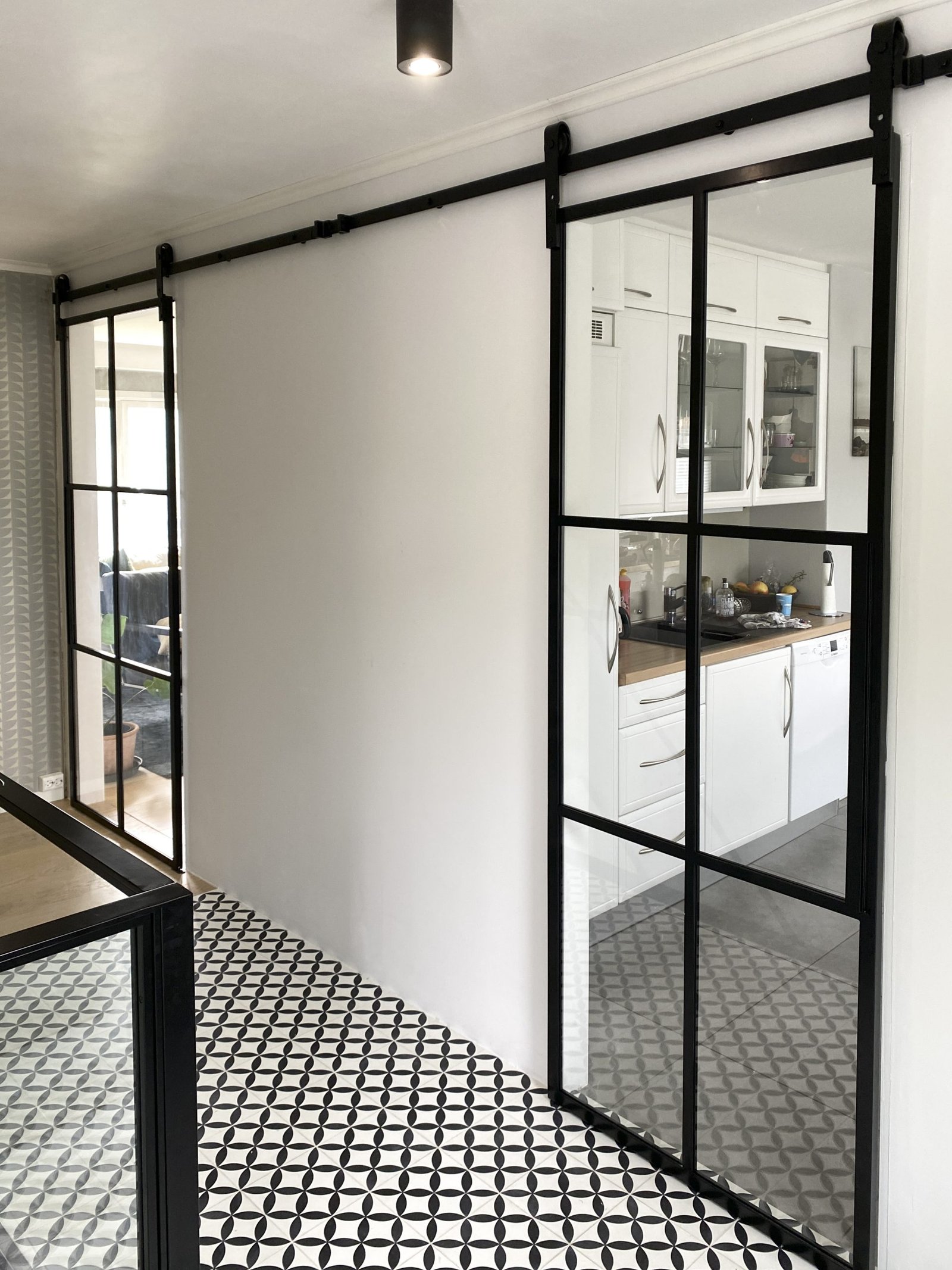 Glasskyvedør med industrielle detaljer