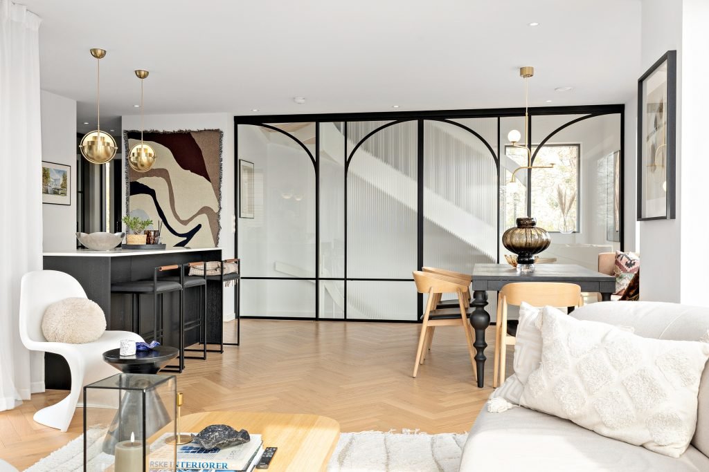 glassvegg med skyvedør
