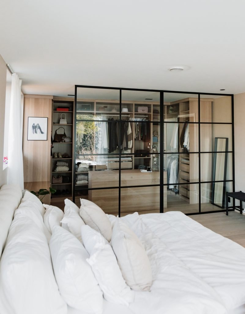 glassvegg med svart metallramme