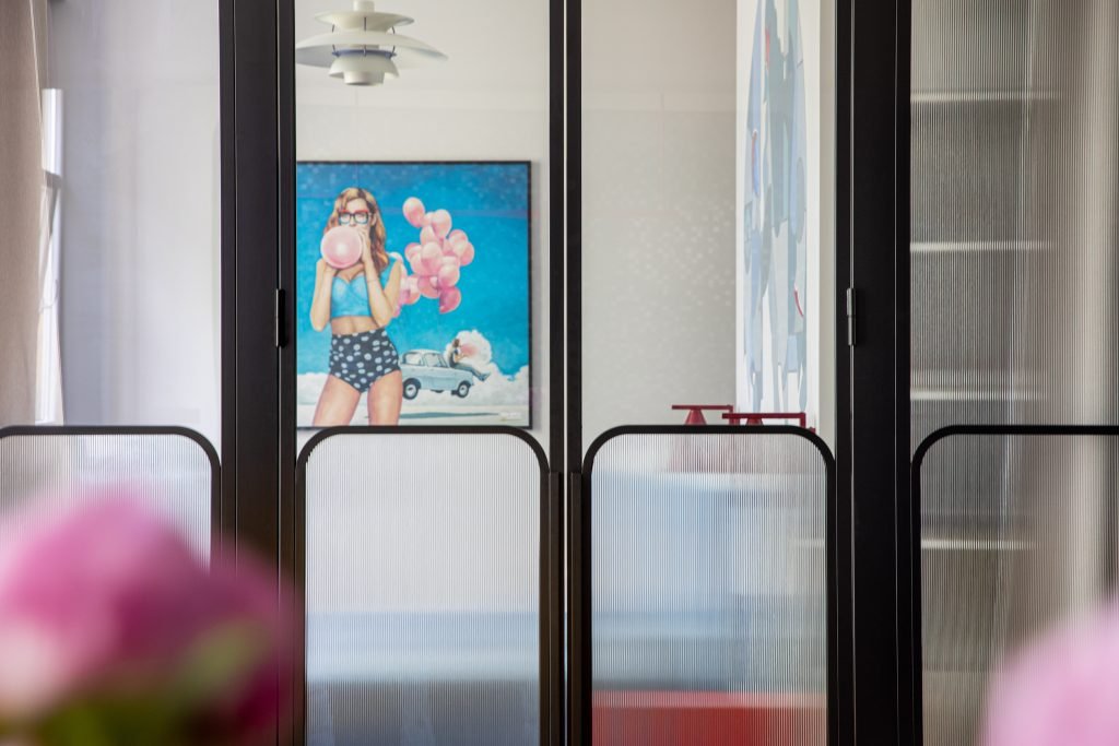moderne skyvedør til garderobe i sort metall med rillet glass