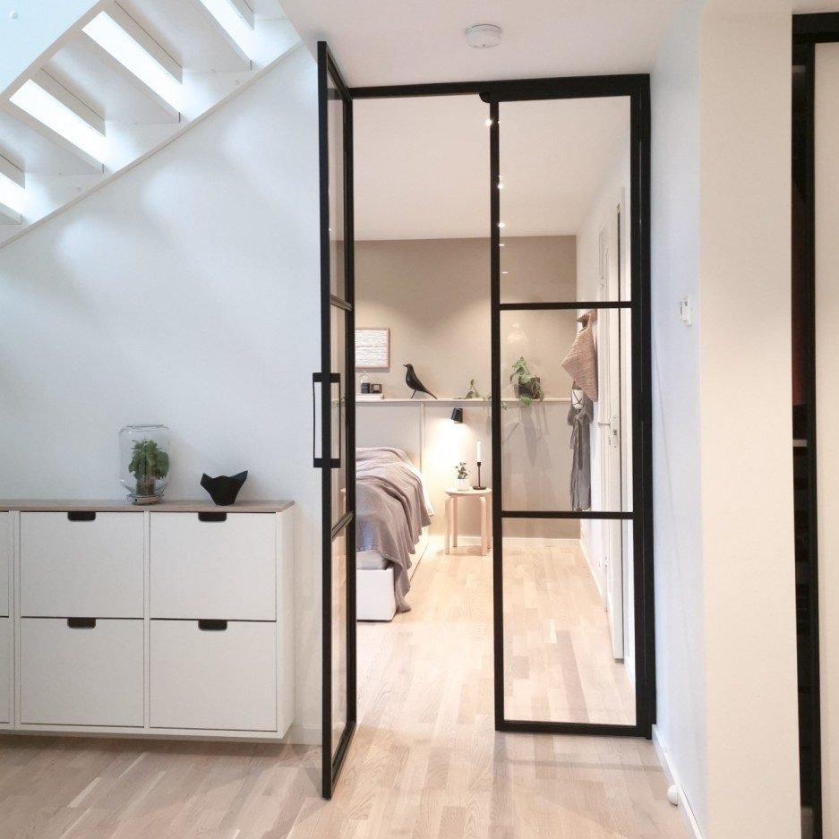 Dobbeltdør med glass og metall fungerer som romskille i soverom