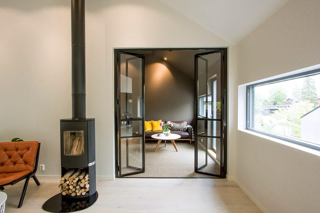 Foldedor-med-glass-Foldedor-i-aluminium-Svart-Foldedorer-metalldorer-pris-industriell-Glassdorer-innvendig-glassdor-3 Foldedør med glass og svart aluminium – en stilfull og plassbesparende løsning som kombinerer eleganse og funksjonalitet for moderne rom.