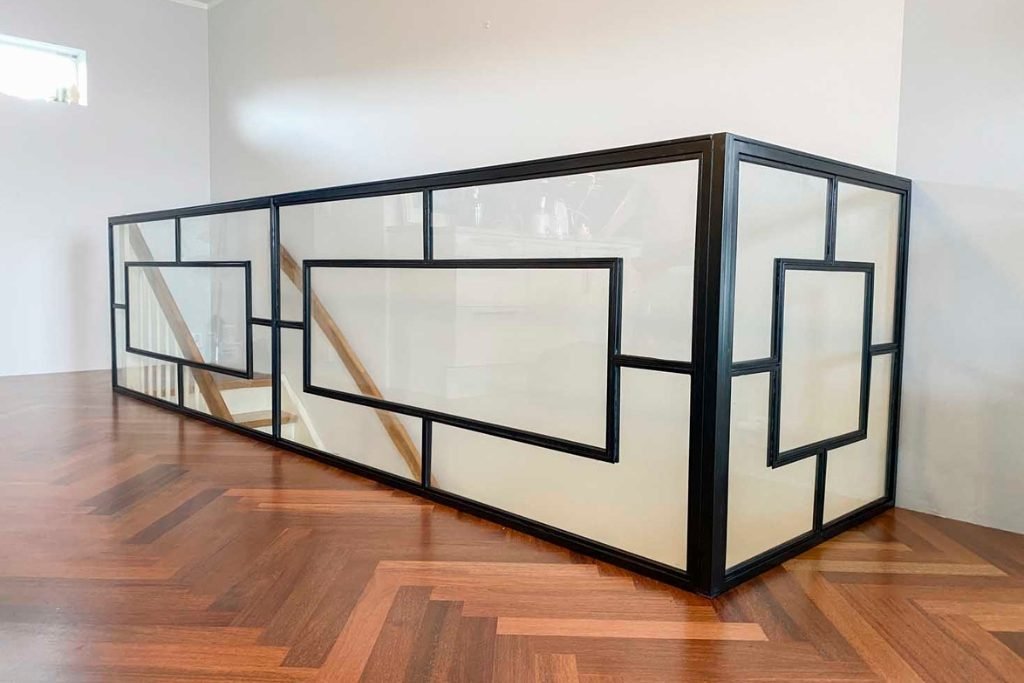 Svart stålrekkverk med klart glass design.