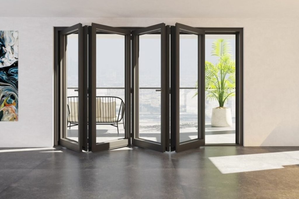 Ytterfoldedor-i-aluminium Foldedør i aluminium – perfekt for ytterdører, gir god plass og naturlig lys.