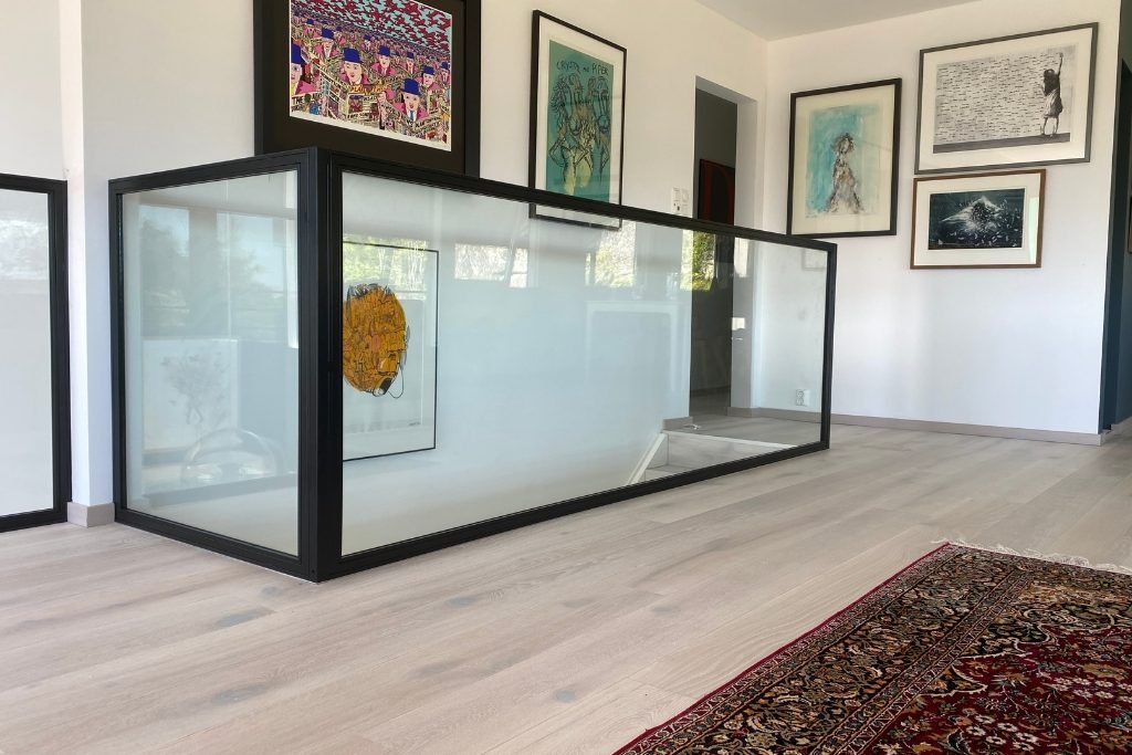 Metallrammer med glassrekkverk moderne og funksjonelt.