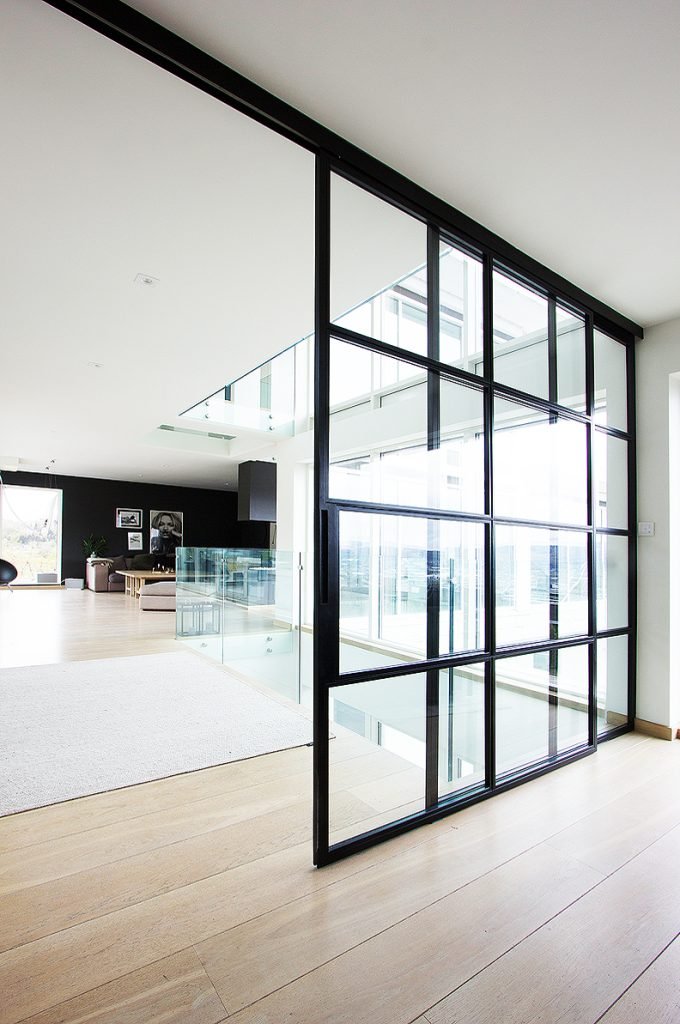 Skyvedør-i-metall-med-glass-med-sidefelt