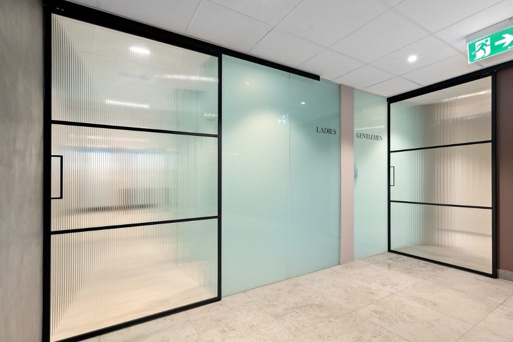 Skyvedør med rillet glass og svart metallramme